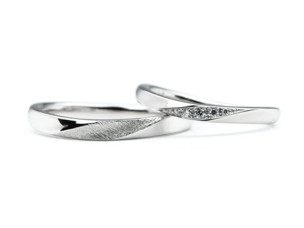ウェーブひねりにシルク加工とダイヤモンドを留めた手作り結婚指輪
