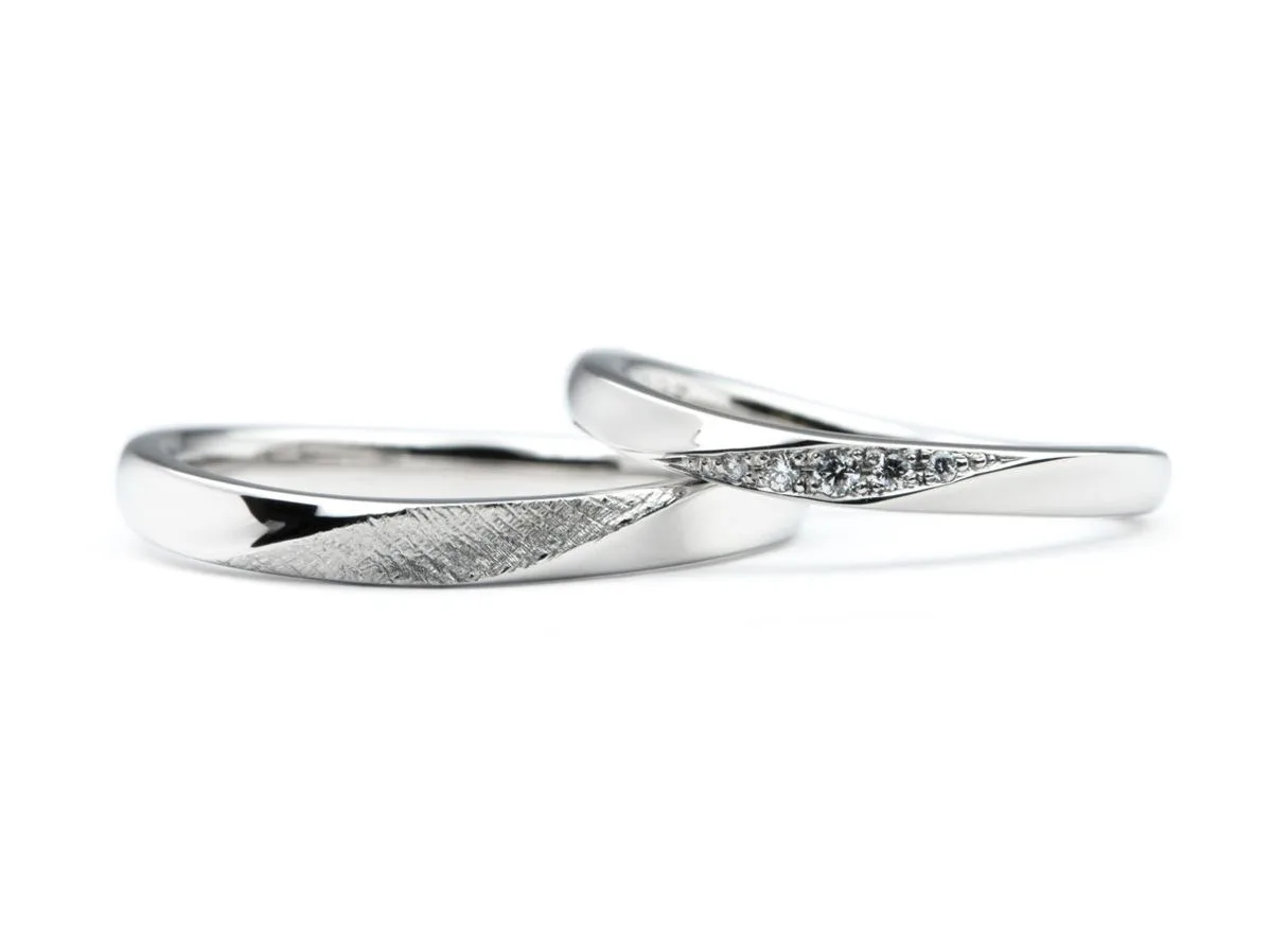 ウェーブひねりにシルク加工とダイヤモンドを留めた手作り結婚指輪