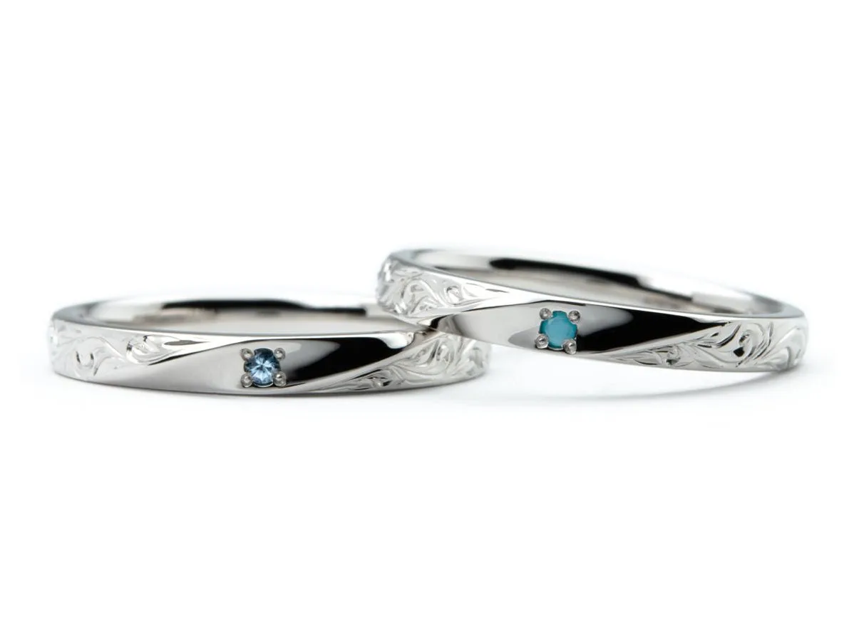 お互いの誕生石をお留めしたひねり×ハワイアン彫りの手作り結婚指輪