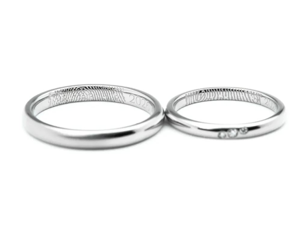 内側に大きくお互いの指紋を入れたオーダーメイド結婚指輪