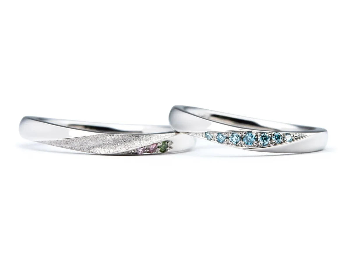 色とりどりのカラーダイヤが輝くふたひねりのオーダーメイド結婚指輪