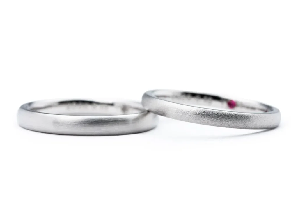 シンプルなストレートの甲丸にお好みの加工を施した手作り結婚指輪