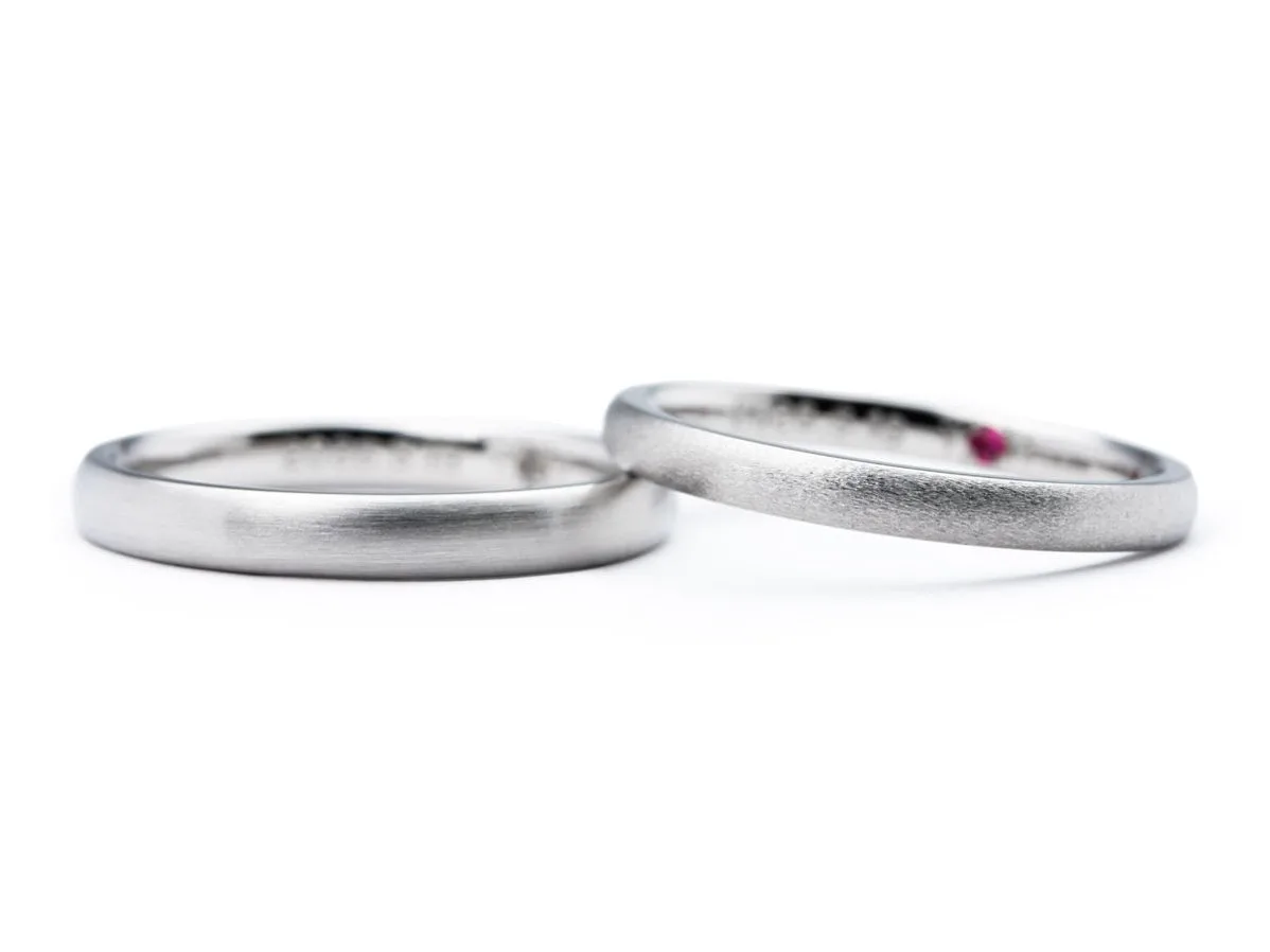 シンプルなストレートの甲丸にお好みの加工を施した手作り結婚指輪