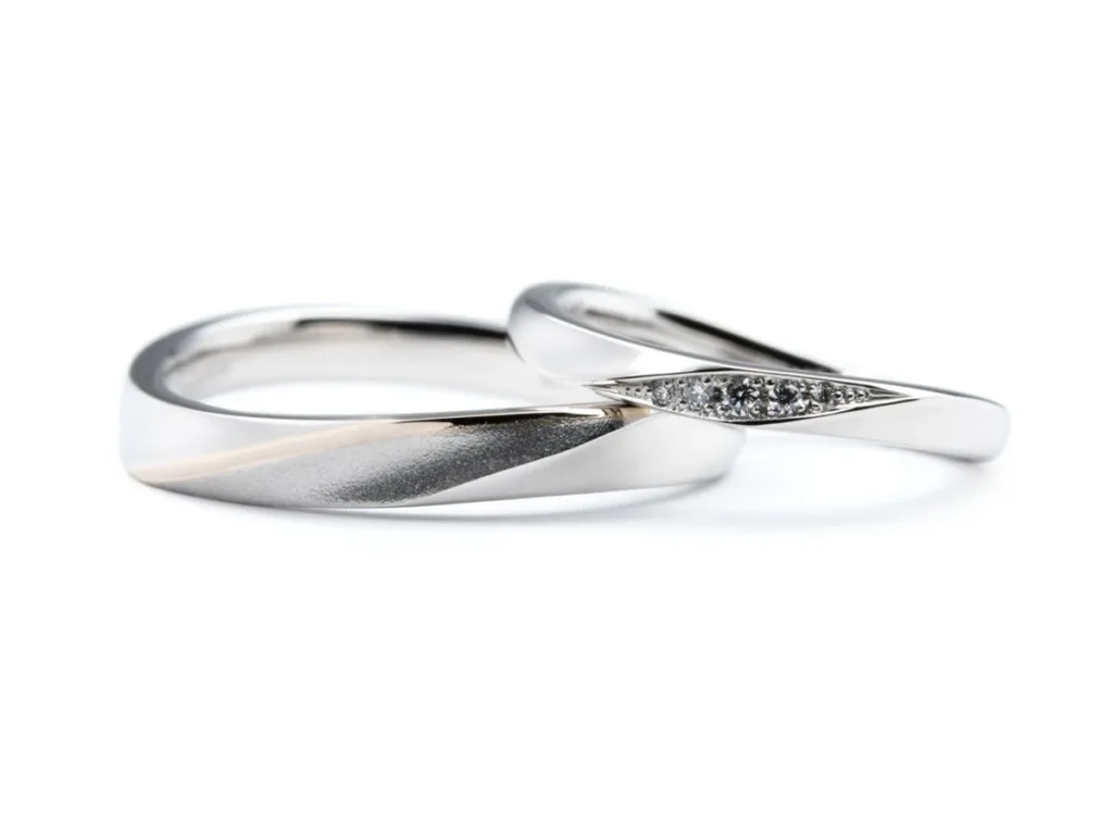 ウェーブひねりにシャンパンゴールドラインが入った手作り結婚指輪