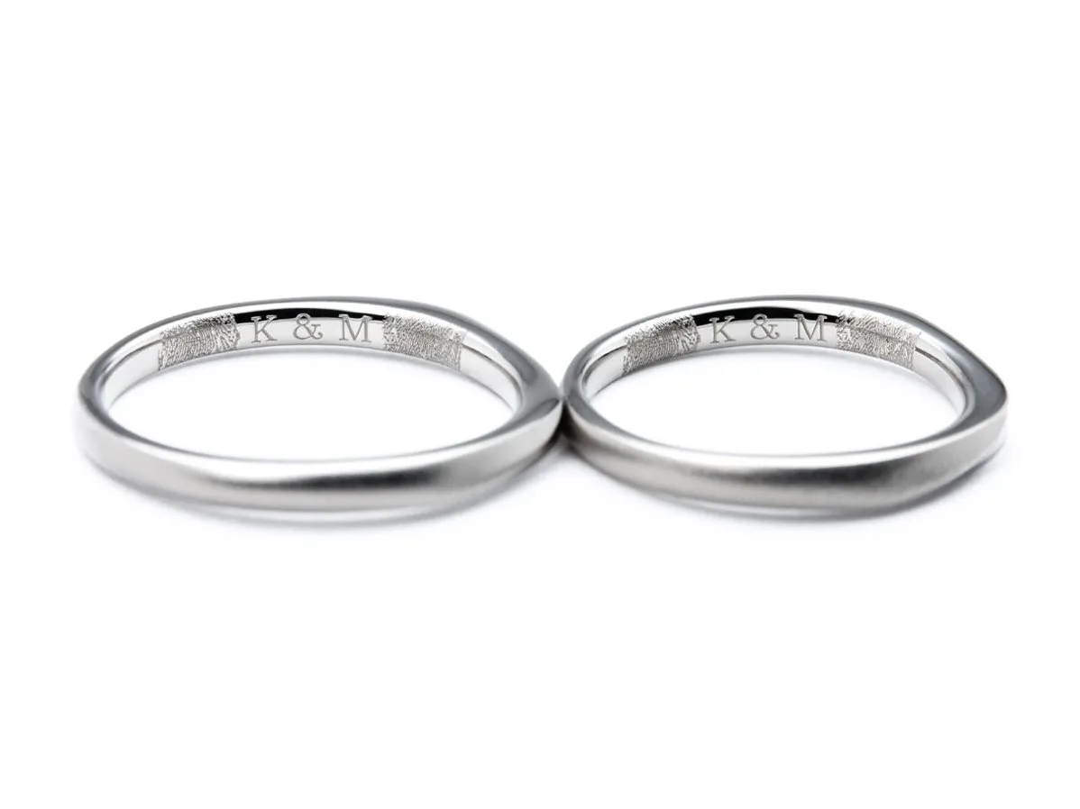 内側に指紋が入った緩やかなウェーブの手作り結婚指輪 2