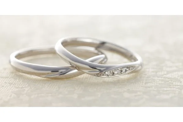 指をキレイに見せる「ウェーブライン」の結婚指輪の魅力とデザイン