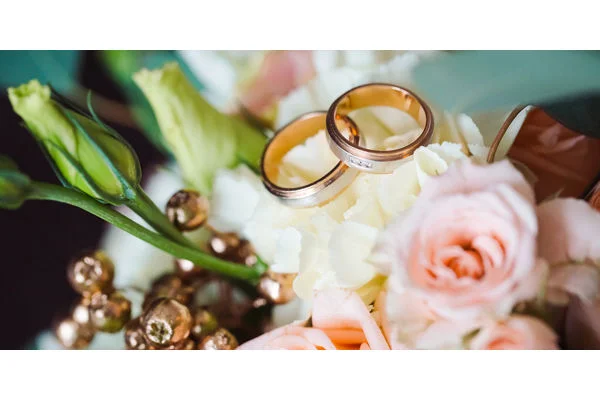 でき上がった指輪をオシャレな写真に！ 結婚指輪の写真撮影方法
