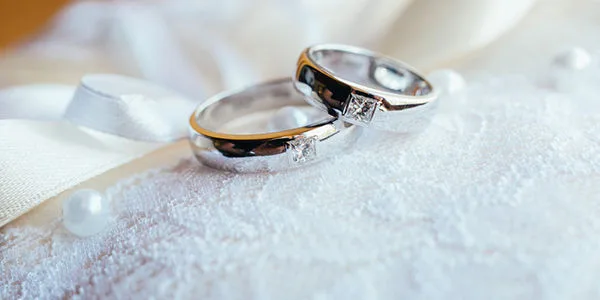 真ん中にポイントのある結婚指輪