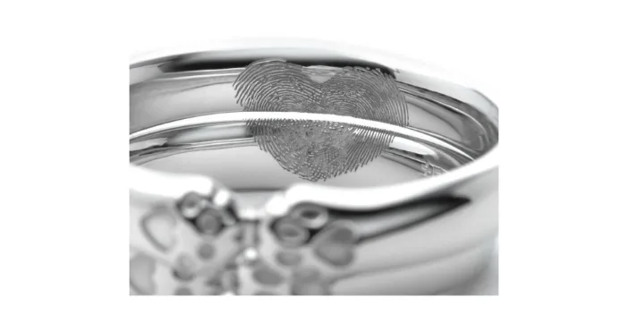 おふたりの指紋で作ったハートをレーザー刻印した結婚指輪。